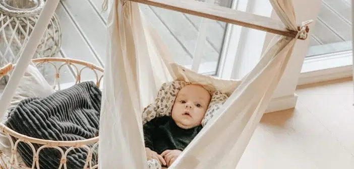 Un bébé dans un hamac