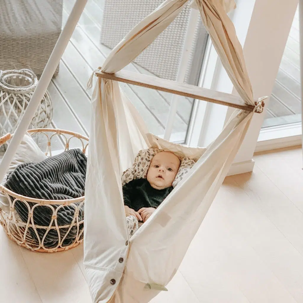 Un bébé dans un hamac