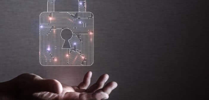 Un cadenas virtuel dans une main