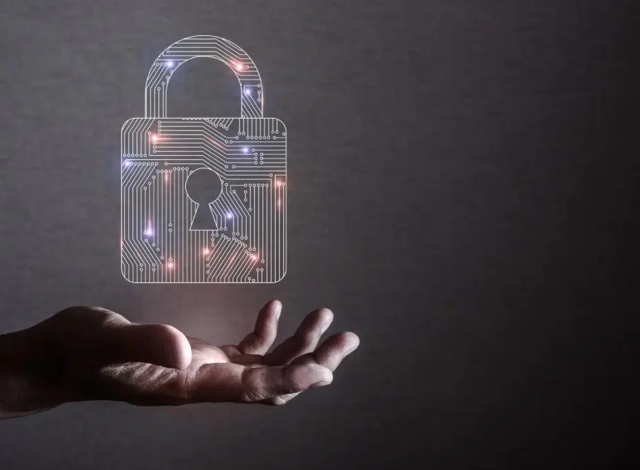 Un cadenas virtuel dans une main