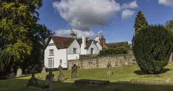 Une maison près d'un cimetière