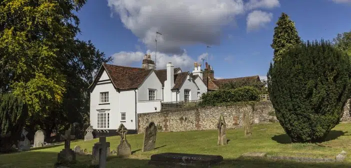 Une maison près d'un cimetière