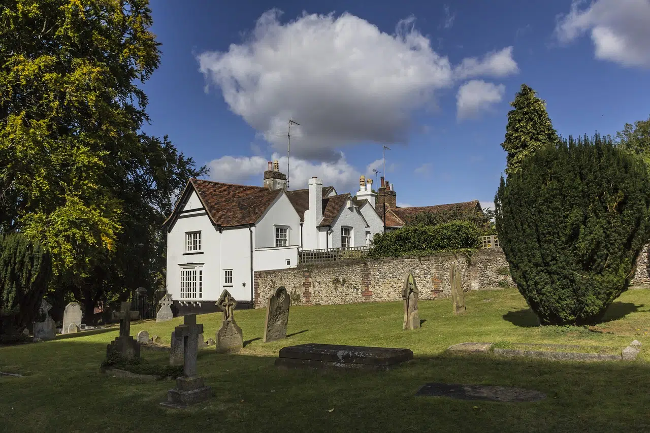 Une maison près d'un cimetière