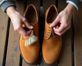 Comment nettoyer des chaussures en daim sans les abîmer