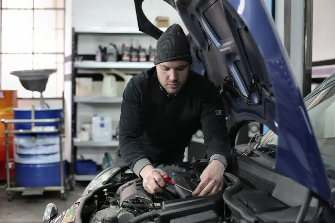 garagiste effectuant un contrôle technique